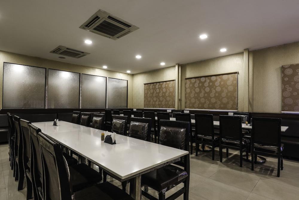 Treebo Trend Hotel Jp Plaza Nampally Hyderabad Bagian luar foto