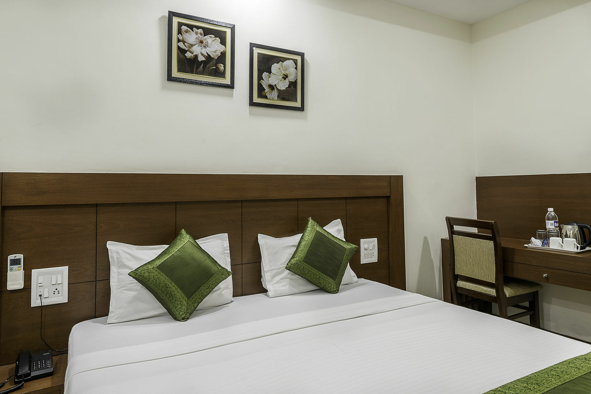 Treebo Trend Hotel Jp Plaza Nampally Hyderabad Bagian luar foto