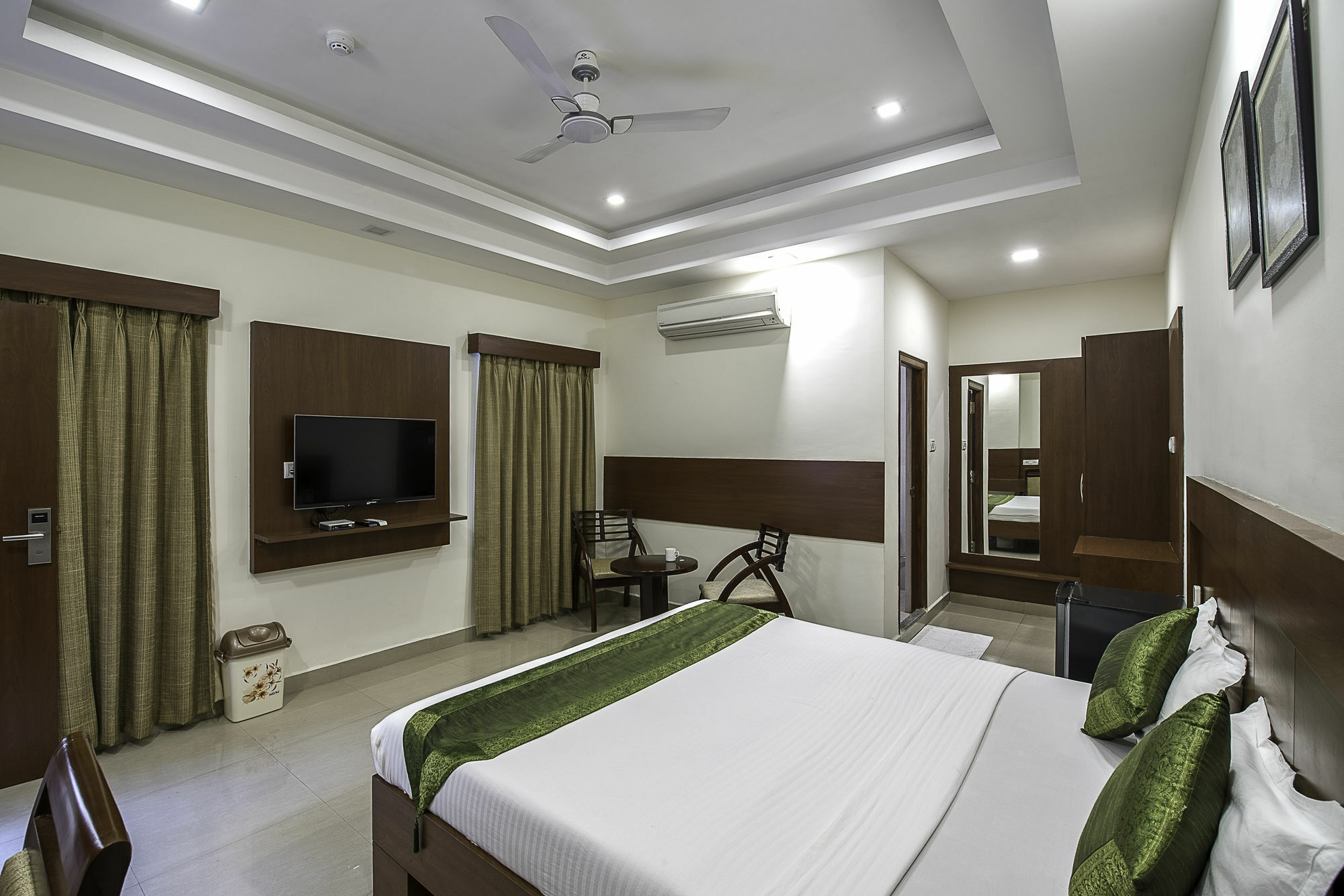 Treebo Trend Hotel Jp Plaza Nampally Hyderabad Bagian luar foto