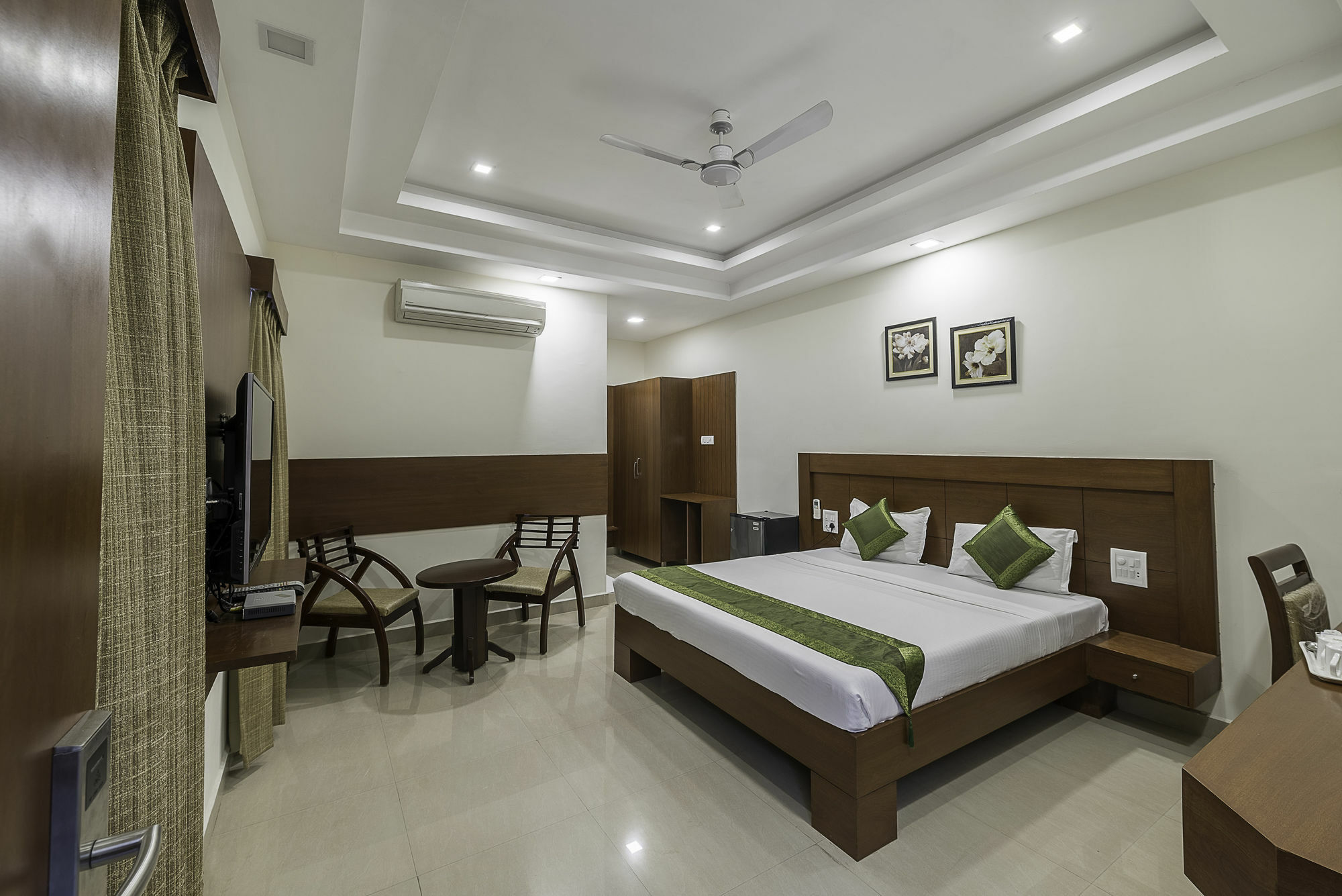 Treebo Trend Hotel Jp Plaza Nampally Hyderabad Bagian luar foto