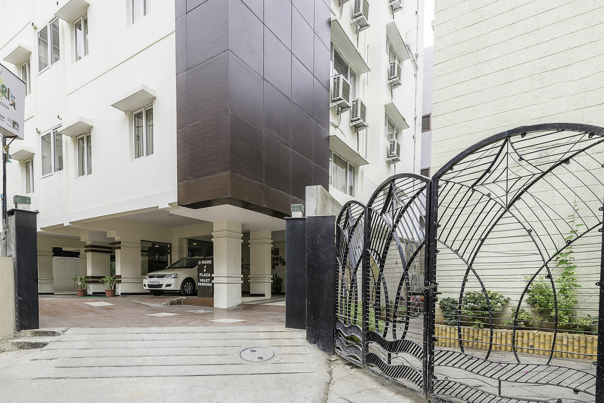 Treebo Trend Hotel Jp Plaza Nampally Hyderabad Bagian luar foto