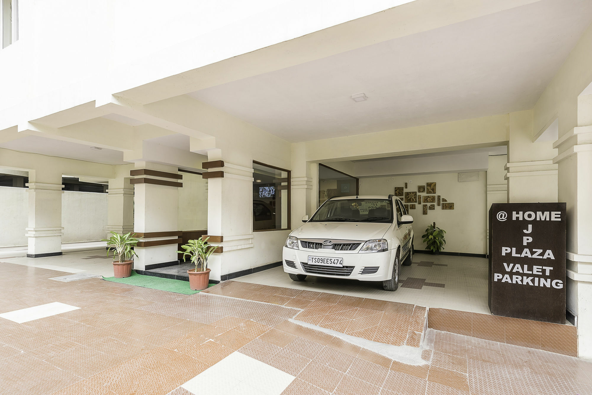 Treebo Trend Hotel Jp Plaza Nampally Hyderabad Bagian luar foto